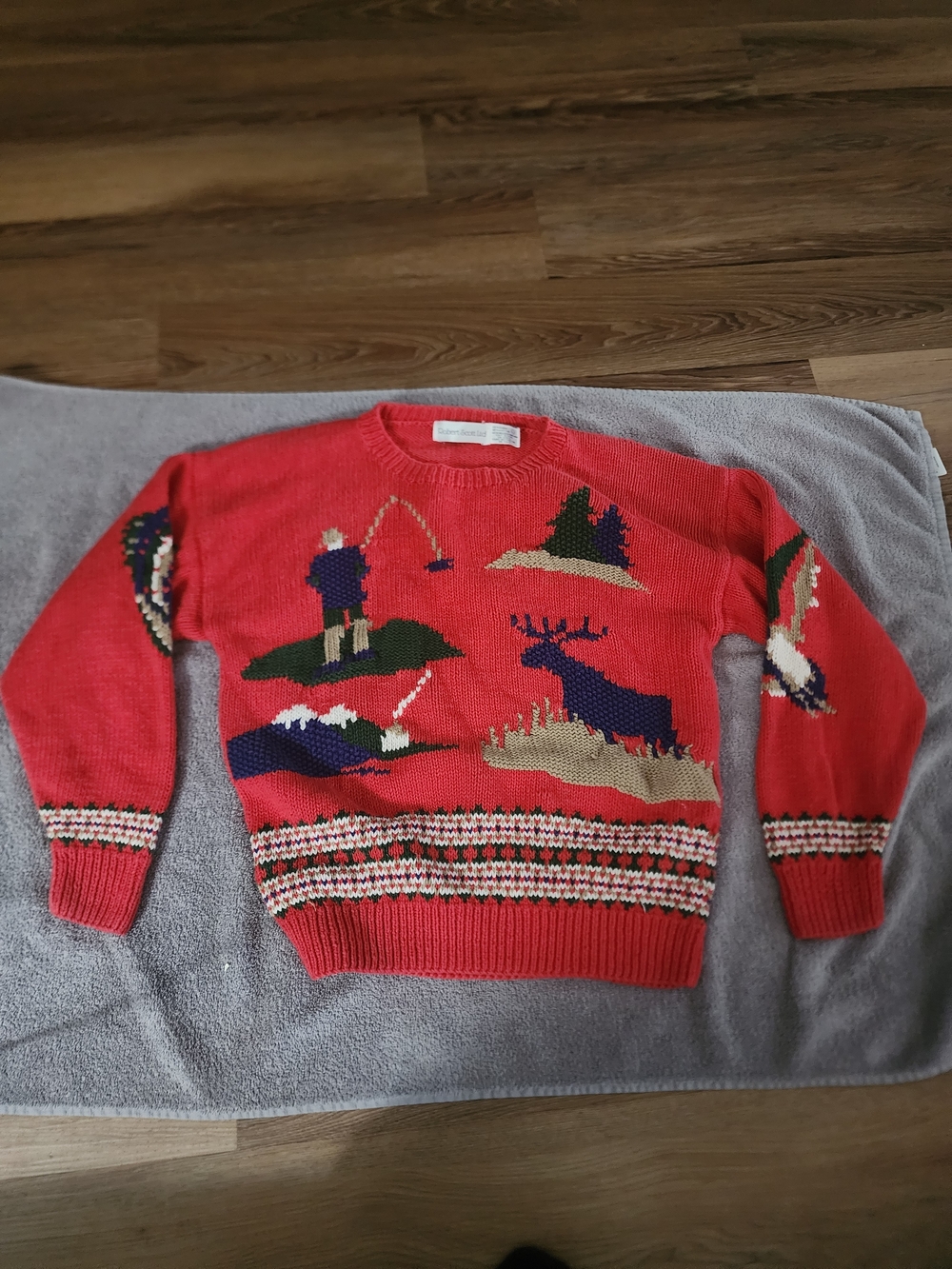 Vintage Men's Red Crewneck Knit Sweater with Outdoor Motifs